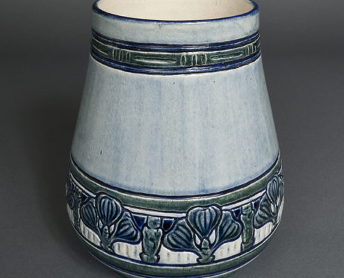 Leona Nicholson, Fig vase, 1905. Gift of Mrs. Arthur L. (Harriet) Jung, Newcomb class of 1940