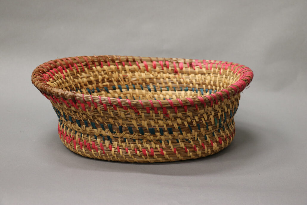 Anna Mae Juneau. Coiled and sewn fruit basket, c. 1970-1981. Longleaf pine (Pinus palustris) needles, rafﬁa.