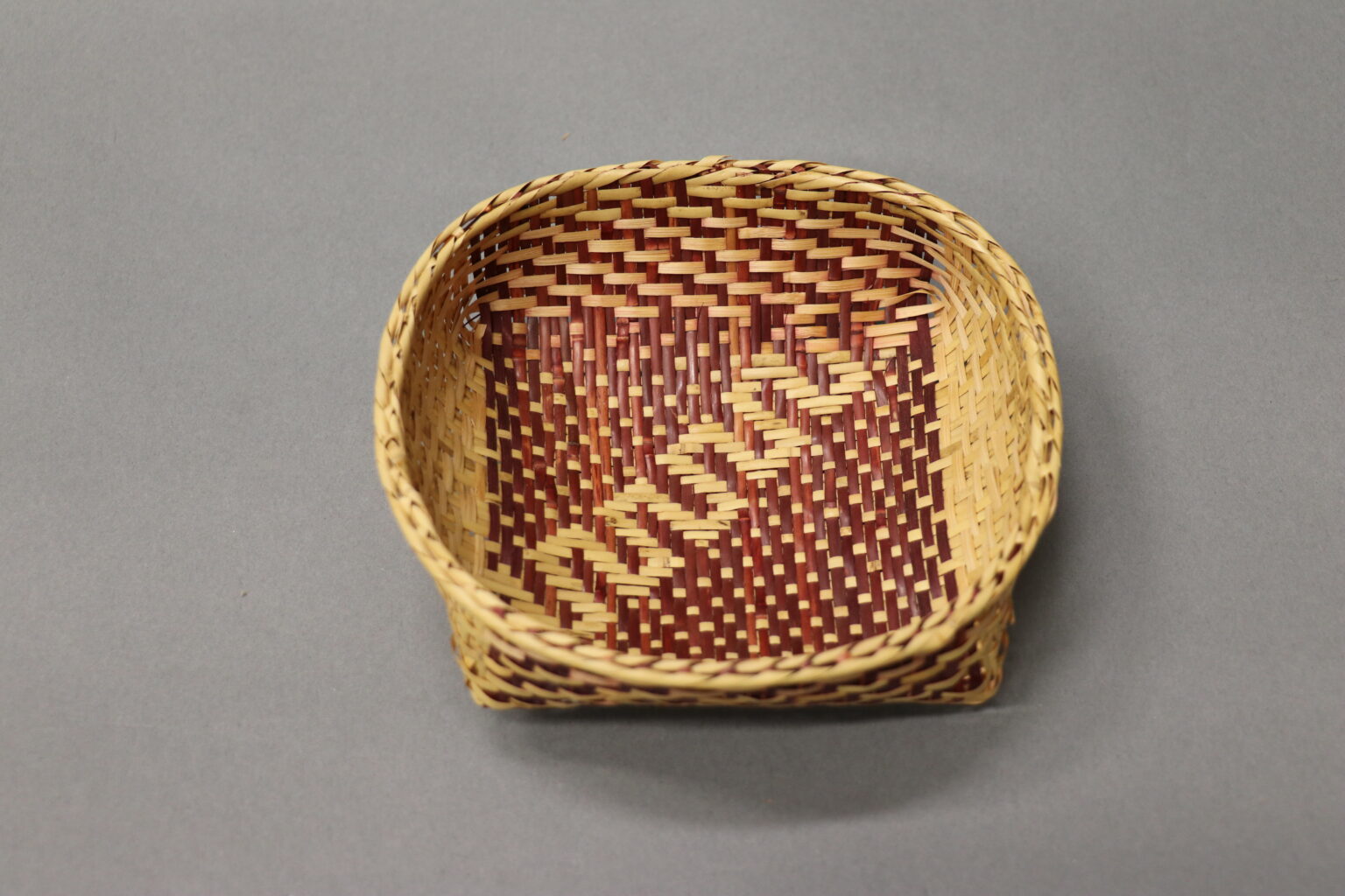 Lorena Langley. Plaited Alimpá (fanner basket) with Worm Tracks on Pine Bark design, 2005. Rivercane (Arundinaria gigantea), iɫaní