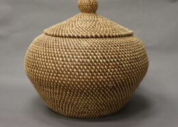 Darlene Langley Robinson. Coiled and sewn storage basket with lid, 2000. Longleaf pine (Pinus palustris) needles, coyyihissí, rafﬁa, pahí.